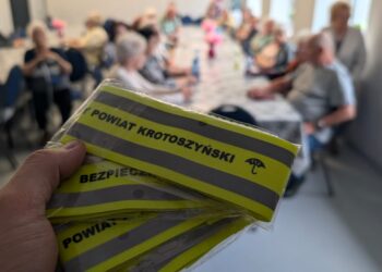 Seniorzy pod lupą oszustów! Policjanci z Krotoszyna ostrzegali przed deepfake i metodą „na wnuczka”