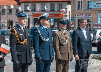 Biel i czerwień na milickim Rynku