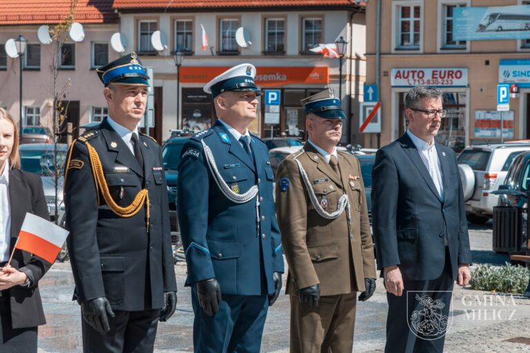 Biel i czerwień na milickim Rynku