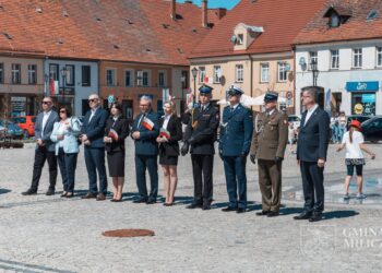 Biel i czerwień na milickim Rynku