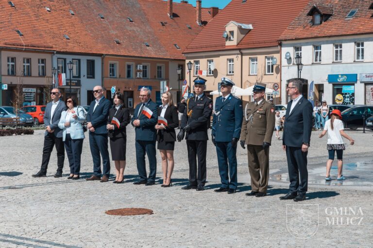 Biel i czerwień na milickim Rynku