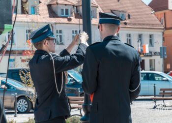 Biel i czerwień na milickim Rynku