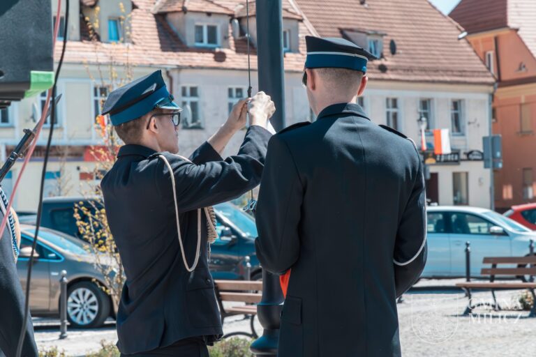 Biel i czerwień na milickim Rynku