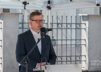 Biel i czerwień na milickim Rynku