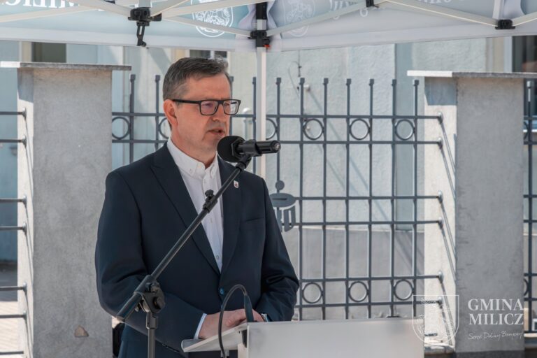Biel i czerwień na milickim Rynku