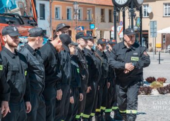 Biel i czerwień na milickim Rynku