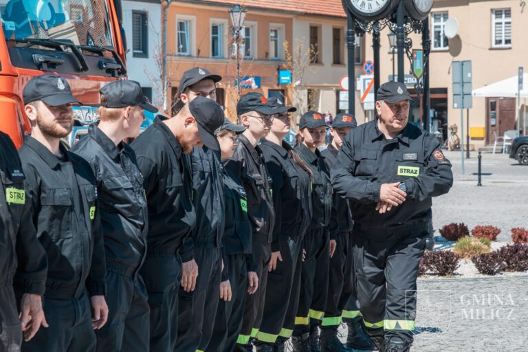 Biel i czerwień na milickim Rynku