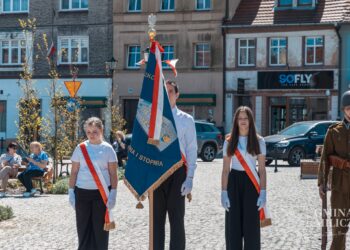 Biel i czerwień na milickim Rynku