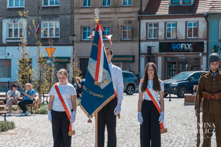 Biel i czerwień na milickim Rynku