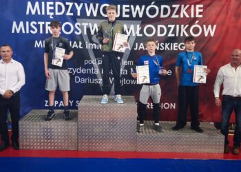 Młodzi zapaśnicy z medalami w Mysłowicach