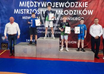 Młodzi zapaśnicy z medalami w Mysłowicach