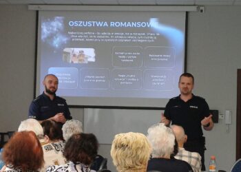 Seniorzy pod lupą oszustów! Policjanci z Krotoszyna ostrzegali przed deepfake i metodą „na wnuczka”