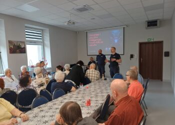 Seniorzy pod lupą oszustów! Policjanci z Krotoszyna ostrzegali przed deepfake i metodą „na wnuczka”