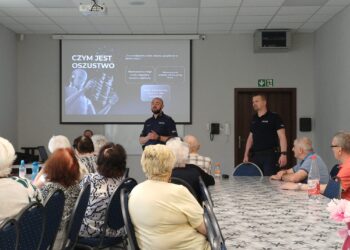 Seniorzy pod lupą oszustów! Policjanci z Krotoszyna ostrzegali przed deepfake i metodą „na wnuczka”