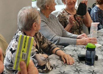 Seniorzy pod lupą oszustów! Policjanci z Krotoszyna ostrzegali przed deepfake i metodą „na wnuczka”