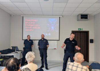 Seniorzy pod lupą oszustów! Policjanci z Krotoszyna ostrzegali przed deepfake i metodą „na wnuczka”