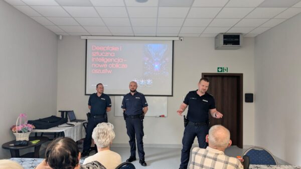 Seniorzy pod lupą oszustów! Policjanci z Krotoszyna ostrzegali przed deepfake i metodą „na wnuczka”