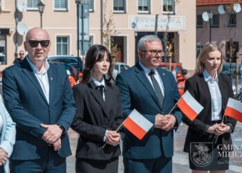 Biel i czerwień na milickim Rynku