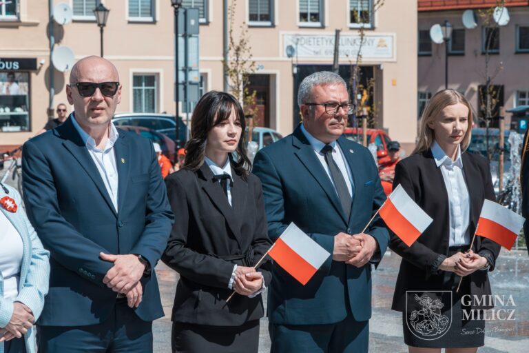 Biel i czerwień na milickim Rynku