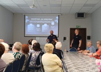 Seniorzy pod lupą oszustów! Policjanci z Krotoszyna ostrzegali przed deepfake i metodą „na wnuczka”