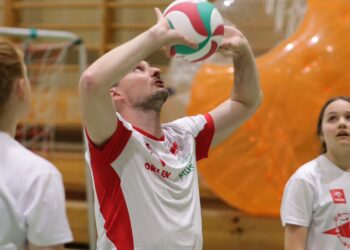Michał Ruciak poprowadził lekcję z uczniami milickiej „jedynki”