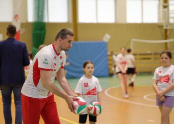Michał Ruciak poprowadził lekcję z uczniami milickiej „jedynki”