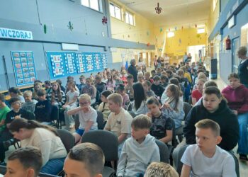 Uczniowie w Żmigrodzie utworzyli żywy symbol Czerwonego Krzyża