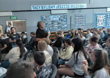 Uczniowie w Żmigrodzie utworzyli żywy symbol Czerwonego Krzyża