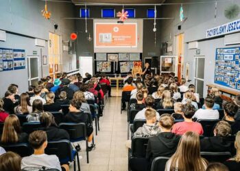 Uczniowie w Żmigrodzie utworzyli żywy symbol Czerwonego Krzyża