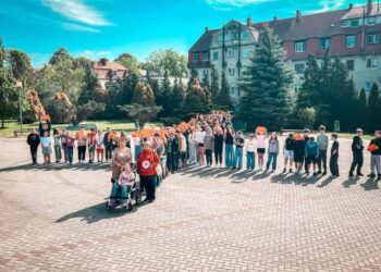 Uczniowie w Żmigrodzie utworzyli żywy symbol Czerwonego Krzyża