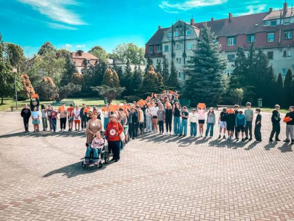 Uczniowie w Żmigrodzie utworzyli żywy symbol Czerwonego Krzyża