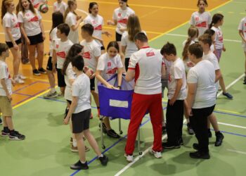 Michał Ruciak poprowadził lekcję z uczniami milickiej „jedynki”