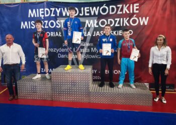 Młodzi zapaśnicy z medalami w Mysłowicach