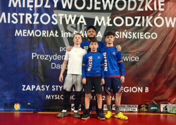 Młodzi zapaśnicy z medalami w Mysłowicach