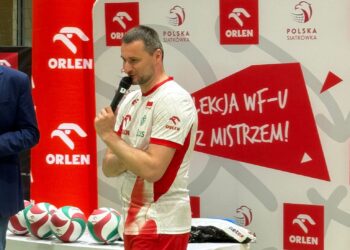 Michał Ruciak poprowadził lekcję z uczniami milickiej „jedynki”