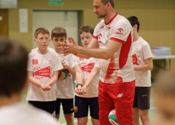 Michał Ruciak poprowadził lekcję z uczniami milickiej „jedynki”