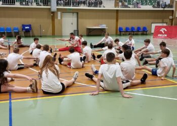 Michał Ruciak poprowadził lekcję z uczniami milickiej „jedynki”