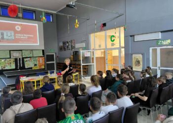 Uczniowie w Żmigrodzie utworzyli żywy symbol Czerwonego Krzyża