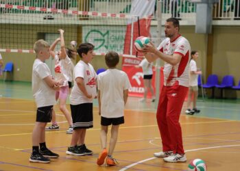 Michał Ruciak poprowadził lekcję z uczniami milickiej „jedynki”
