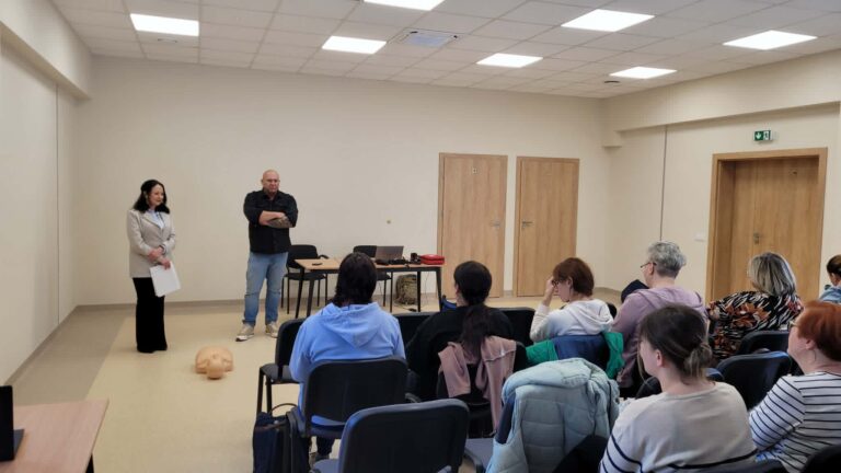 Pracownicy socjalni uczyli się, jak reagować w trudnych sytuacjach