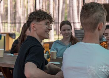 Młodzi radni spotkali się w Karłowie. Były rozmowy, pytania i gra terenowa