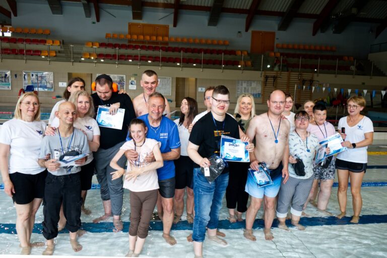 Pływackie emocje na basenie w Krośnicach