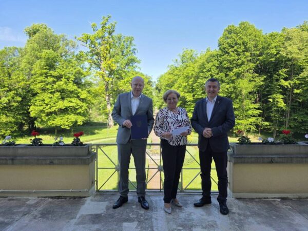 Porozumienie w sprawie remontu drogi w Grabownicy Porozumienie w sprawie remontu drogi w Grabownicy