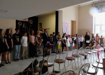 Młodzi artyści zagrali dla mam w Cieszkowie