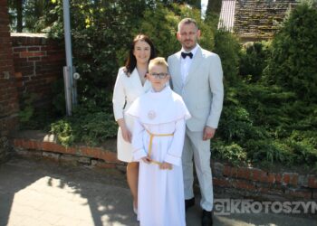 Uroczystość I Komunii Świętej w Kobiernie. 41 dzieci przyjęło sakrament