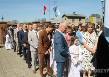 Uroczystość I Komunii Świętej w Kobiernie. 41 dzieci przyjęło sakrament