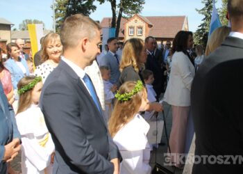 Uroczystość I Komunii Świętej w Kobiernie. 41 dzieci przyjęło sakrament