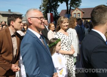 Uroczystość I Komunii Świętej w Kobiernie. 41 dzieci przyjęło sakrament