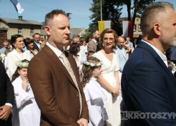 Uroczystość I Komunii Świętej w Kobiernie. 41 dzieci przyjęło sakrament