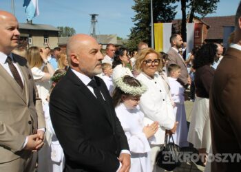 Uroczystość I Komunii Świętej w Kobiernie. 41 dzieci przyjęło sakrament